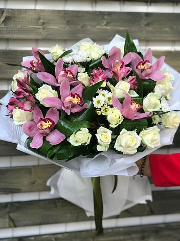 Букет цветов из: Розы и Хризантемы в Сотниково