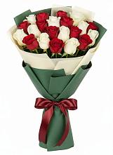 Букет Микс из красных и белых роз в Сотниково