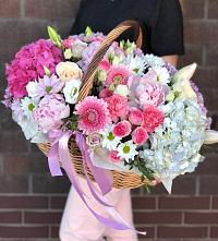 Композиция солнечный день в Сотниково Цветочная композиция из Розы, Хризантемы, Пионы и Лизиантусы в корзине в Сотниково