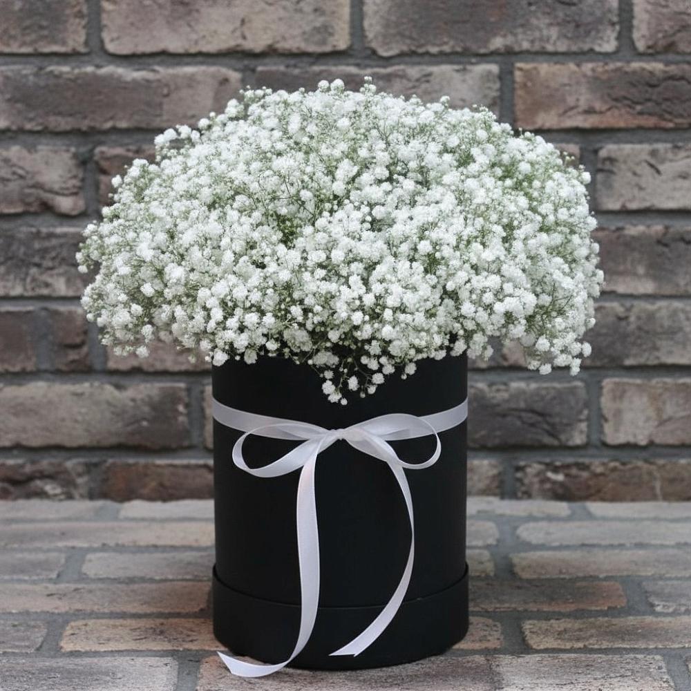 Цветочная композиция из Гипсофила в шляпной коробке в Сотниково