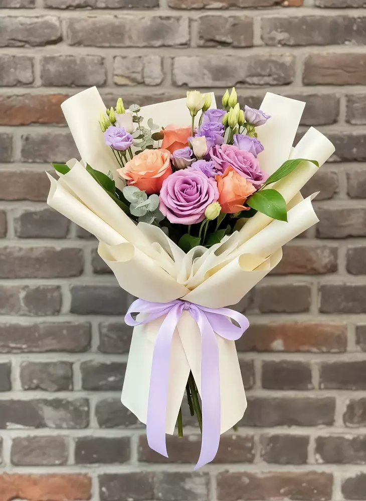 Букет цветов из: Лизиантусы и Розы в Сотниково