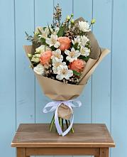 Букет цветов из:  Альстромерии, Лизиантусы, Розы и Хризантемы в Сотниково