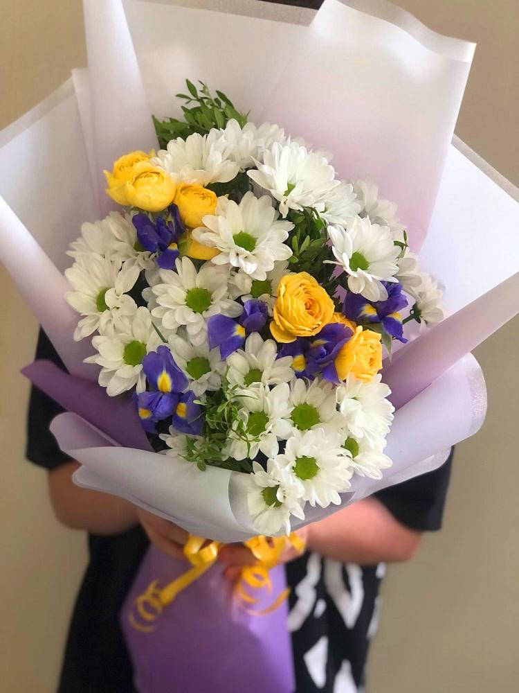 Букет цветов из: Ирисы, Хризантемы и Розы в Сотниково
