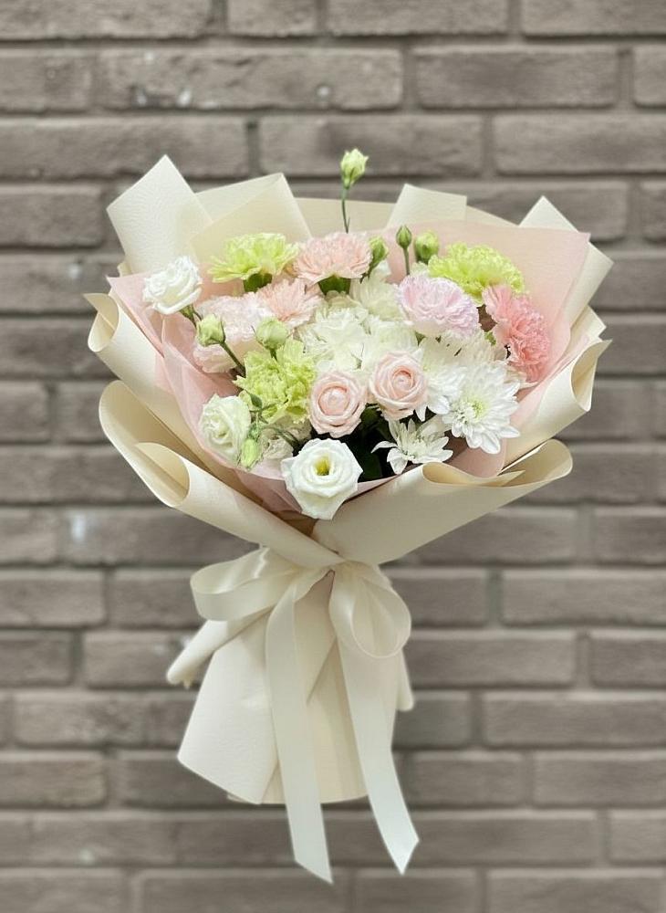 Букет цветов из: Гвоздики, Розы, Лизиантусы и Хризантемы в Сотниково