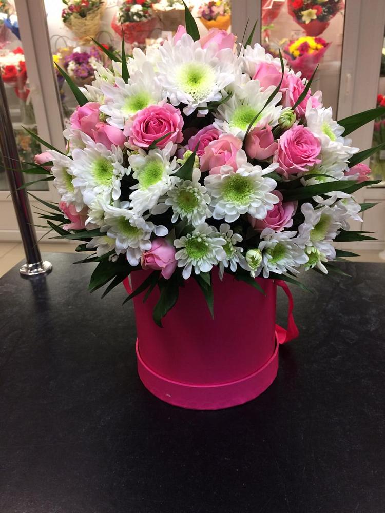 Цветочная композиция из Розы и Хризантемы в шляпной коробке в Сотниково