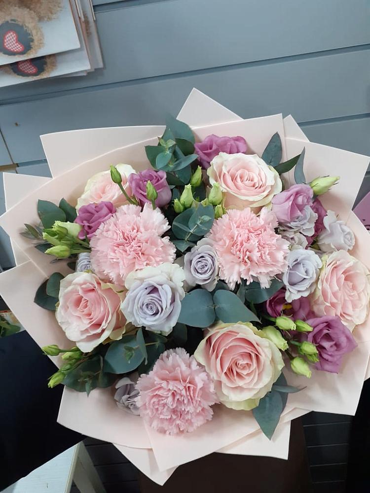 Букет цветов из: Розы, Гвоздики и Лизиантусы в Сотниково