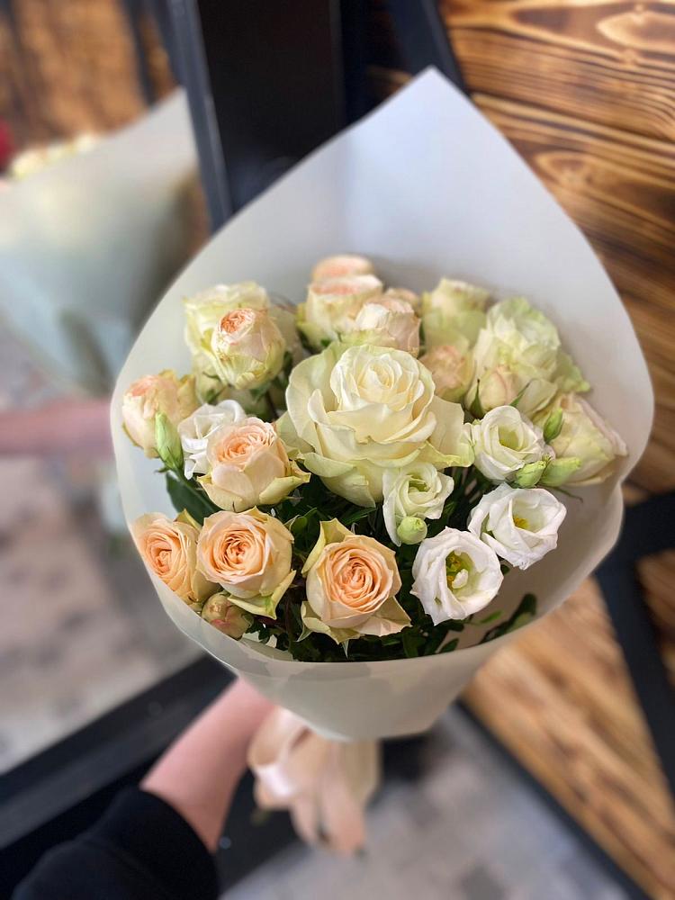 Букет цветов из: Розы и Лизиантусы в Сотниково